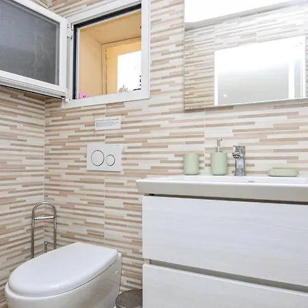 1 Bedroom Lovely In Будинок відпочинку *